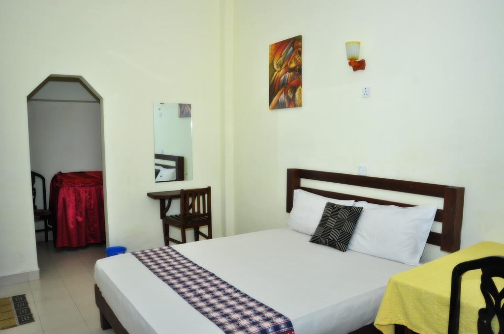 Blumarine Guest House Negombo Habitación foto