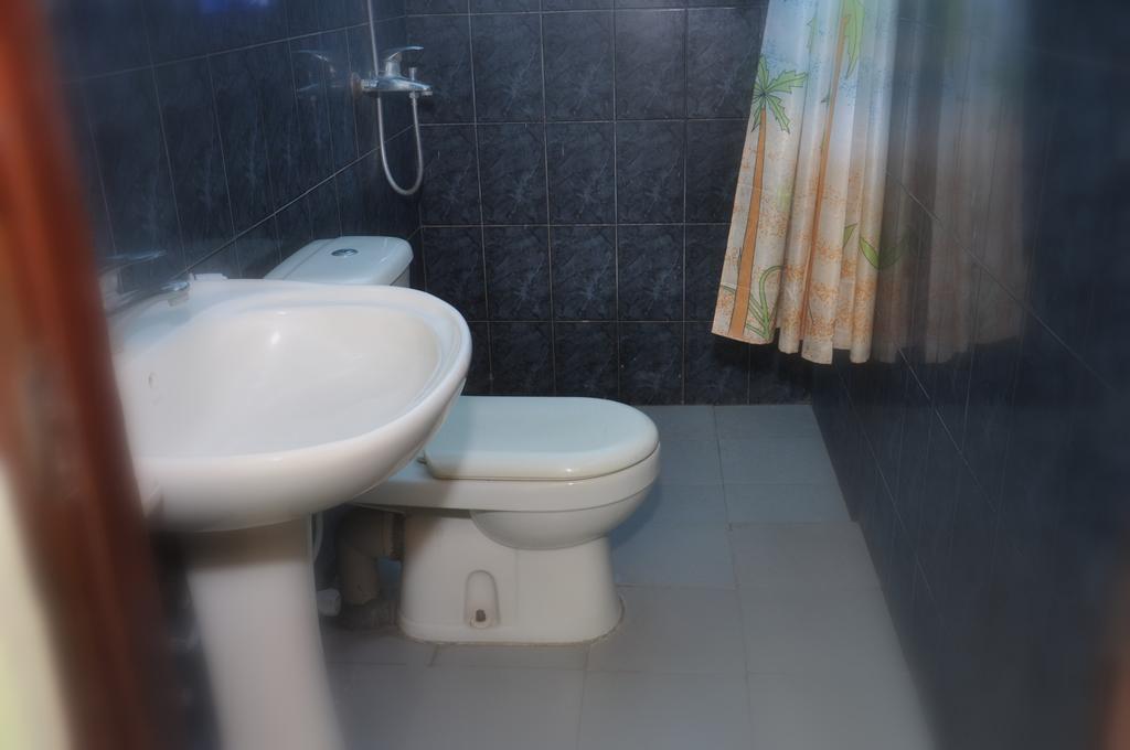 Blumarine Guest House Negombo Habitación foto